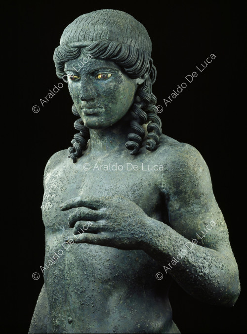 Statua in bronzo di Apollo citarista. Particolare