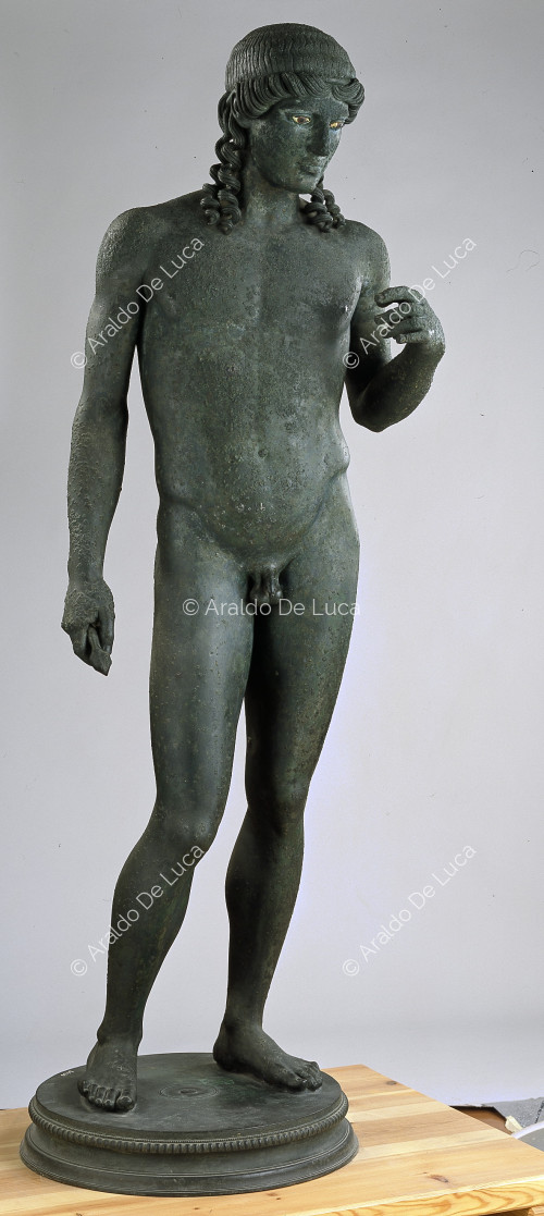 Estatua de bronce de Apolo el Citarista