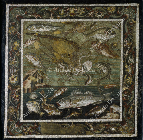 Enblema mit Meeresszene mit Fischen und Oktopus. Mosaik