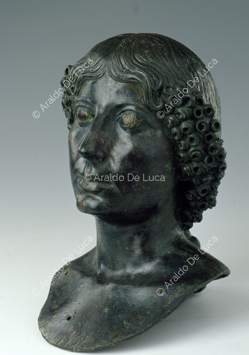 Busto de bronce con retrato de mujer