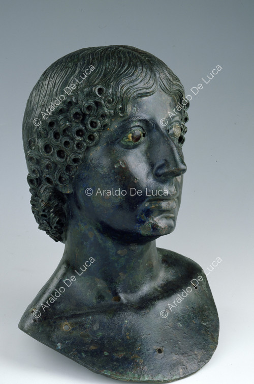 Busto de bronce con retrato de mujer
