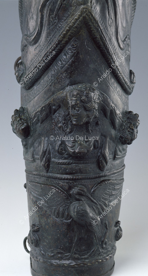 Schiniera aus Bronze. Detail mit Frau und Löwe