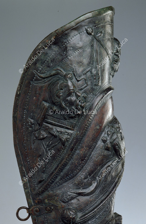 Schiniera aus Bronze. Detail mit männlichem Kopf