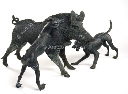 Grupo de bronce con perros y jabalíes