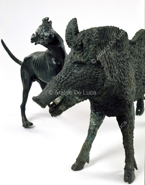 Bronzegruppe mit Hunden und Wildschwein. Ausschnitt