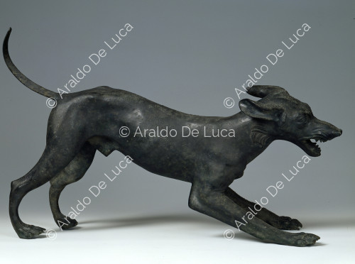 Hundestatue aus Bronze