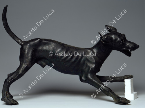 Estatua de perro de bronce