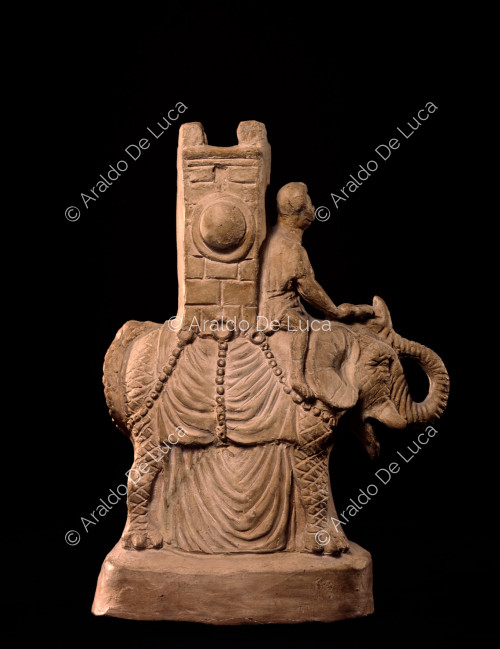 Estatuilla de arcilla de hombre sobre elefante