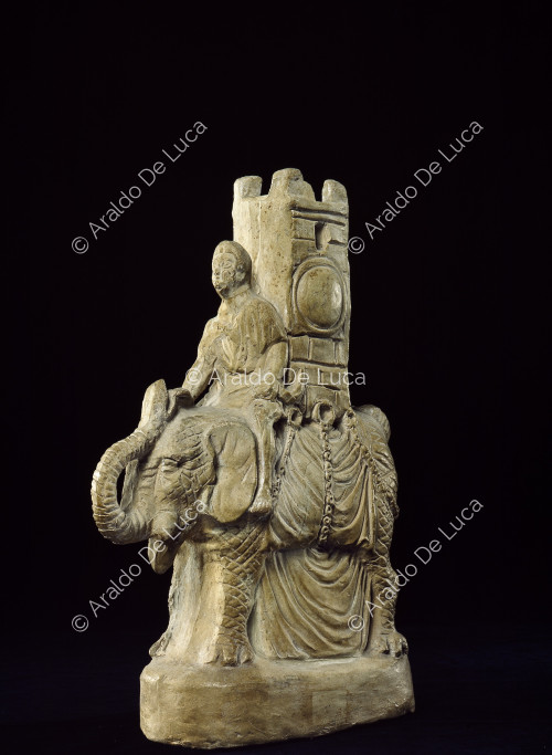 Estatuilla de arcilla de hombre sobre elefante