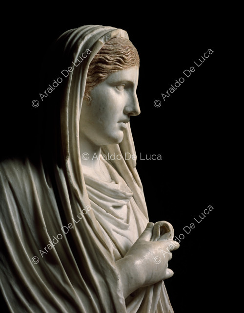 Marble statue of Eumachia. Detail