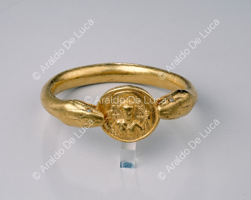 Pulsera de oro con serpientes y un medallón que representa a Diana