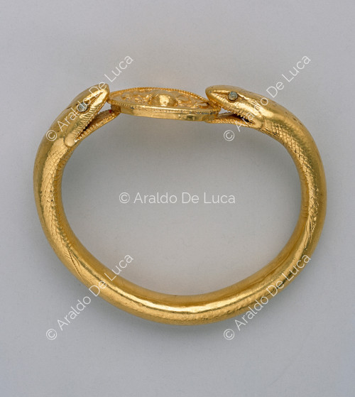 Goldarmband mit Schlangen und einem Medaillon, das Diana darstellt