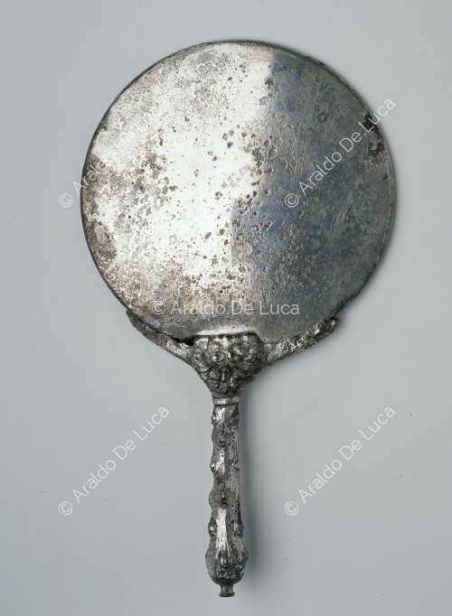 Specchio in argento con manico decorato