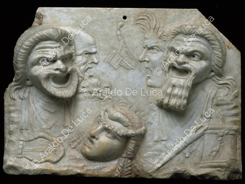 Relief en marbre avec masques de théâtre