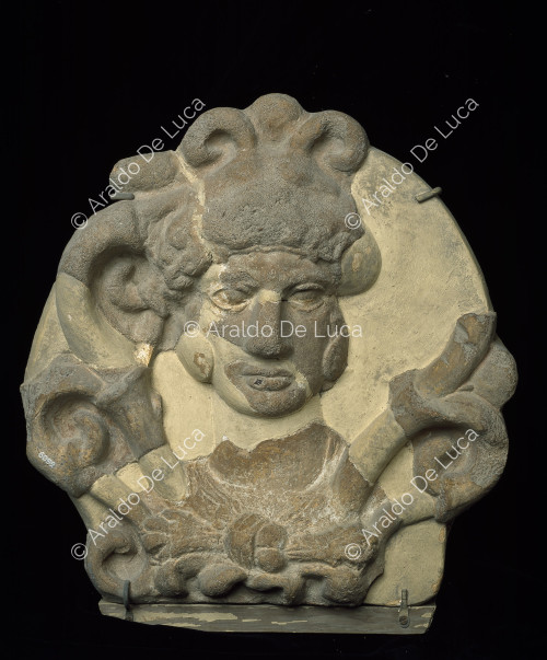 Antefijo de arcilla con cabeza de Hércules y motivos florales