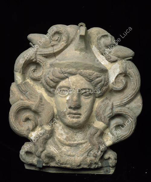 Antefix aus Ton mit dem Kopf der Athene und floralen Motiven