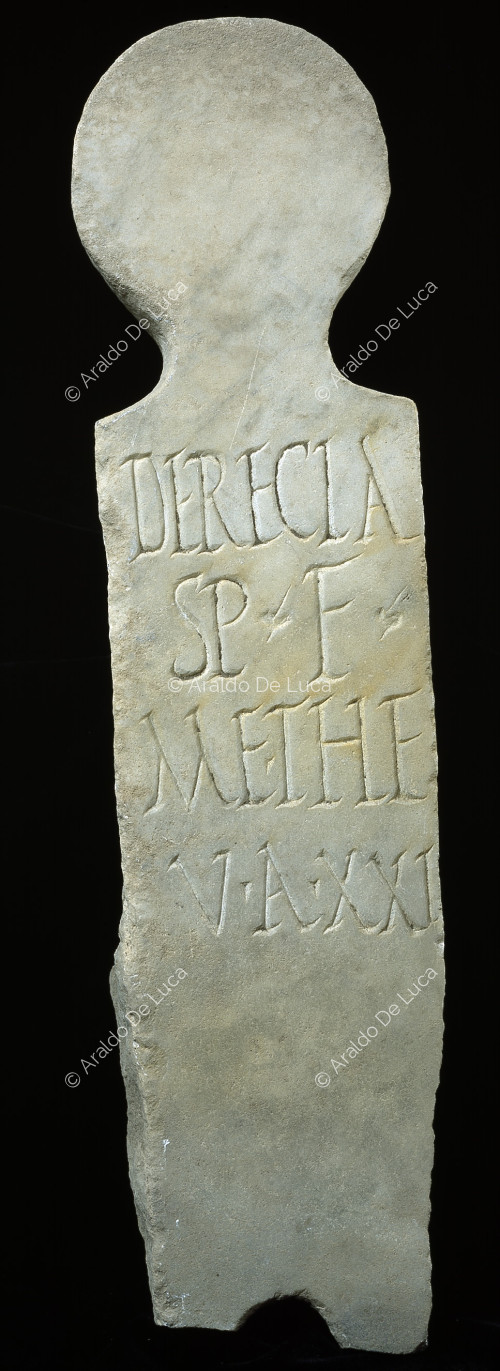 Columna votiva de mármol con epígrafe