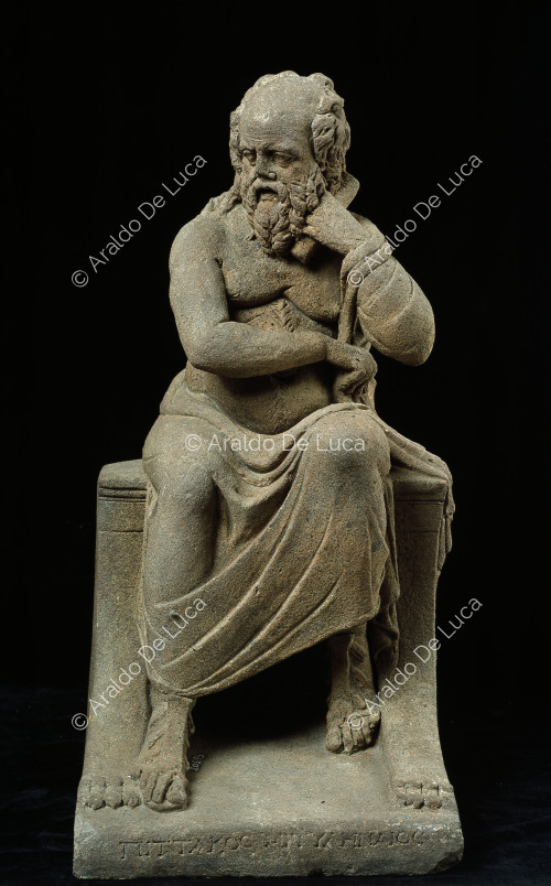 Bildliche Statue eines sitzenden alten Mannes