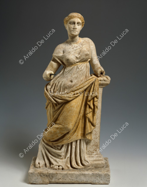Statua femminile in marmo
