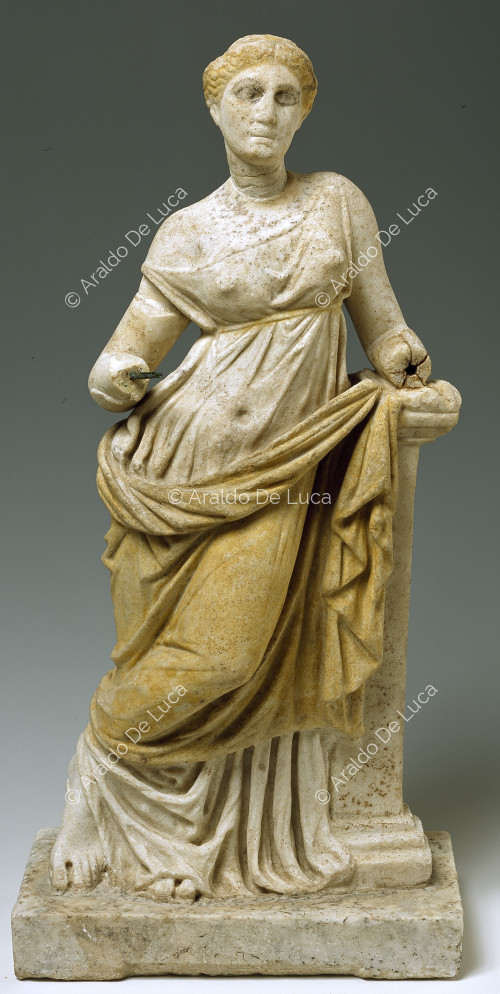 Estatua femenina de mármol