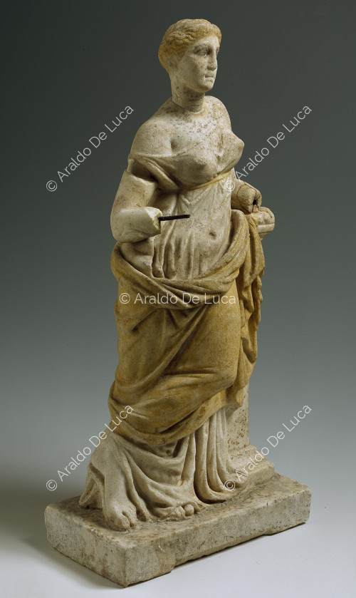 Statue féminine en marbre