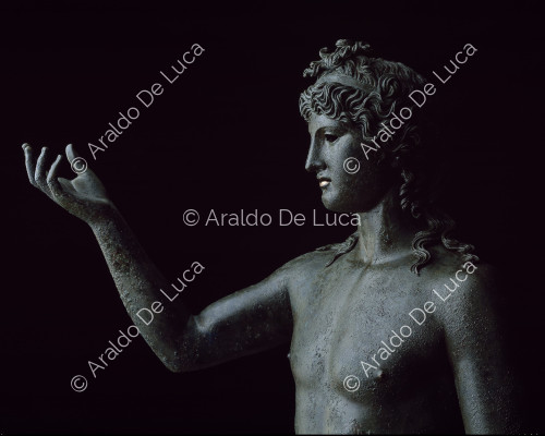 Statua di Dioniso nudo in bronzo. Particolare del busto
