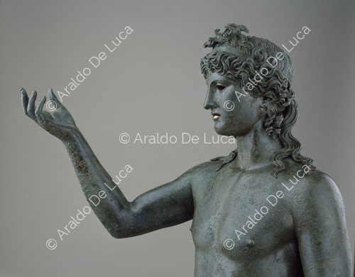 Statua di Dioniso nudo in bronzo. Particolare del busto