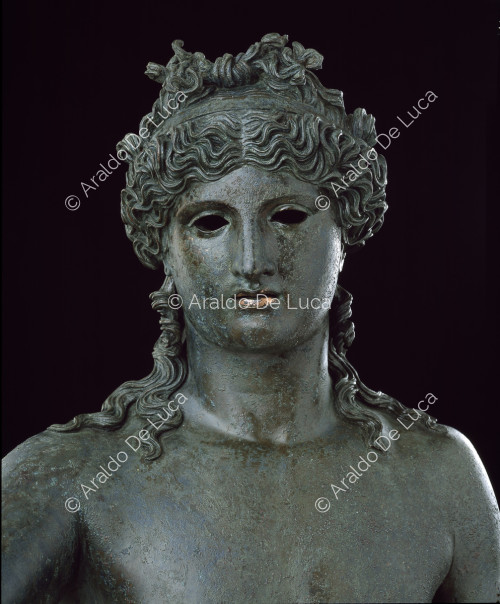 Statua di Dioniso nudo in bronzo. Particolare del viso
