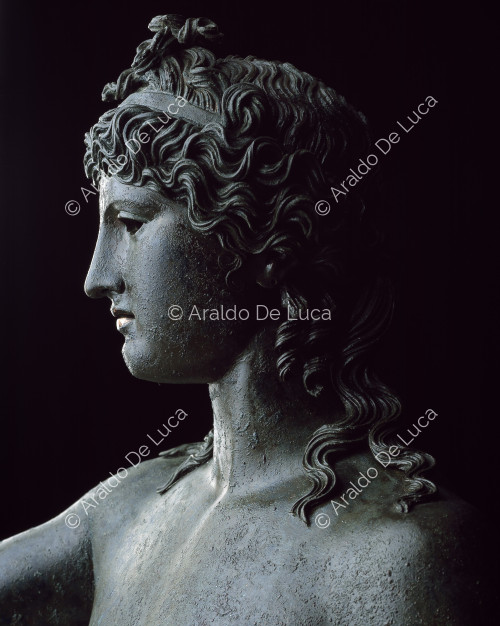 Dionysos nu en bronze. Détail du visage