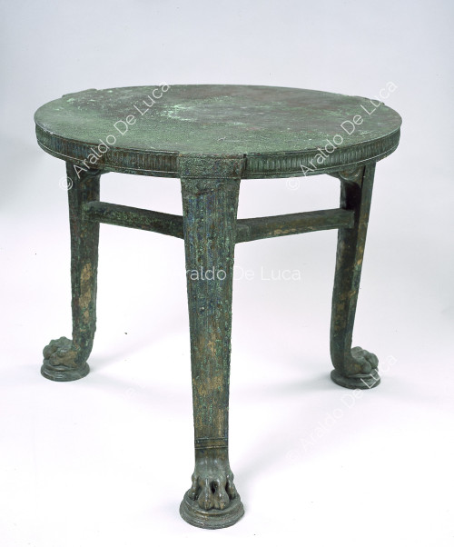 Table ronde en bronze avec trois pieds en forme de pattes de félin