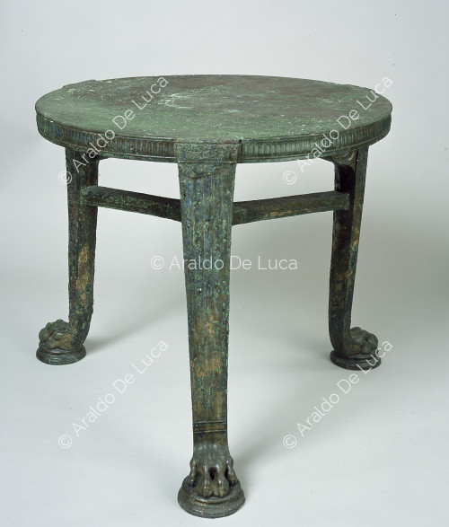 Table ronde en bronze avec trois pieds en forme de pattes de félin