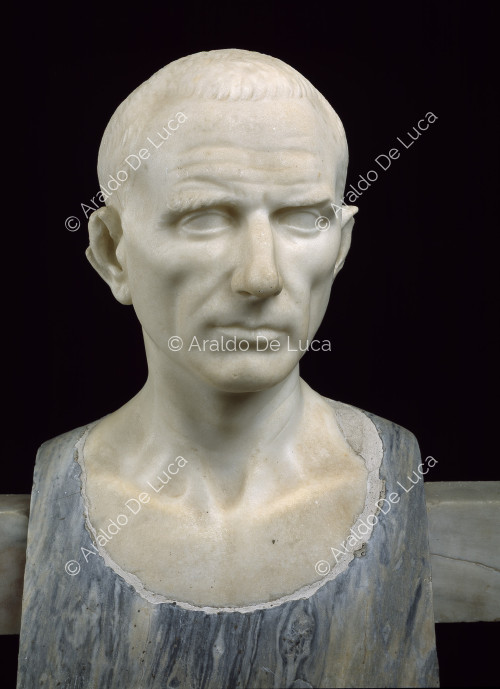 Busto ritratto di uomo in marmo
