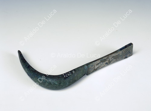 Bronze strigil with decorated handle