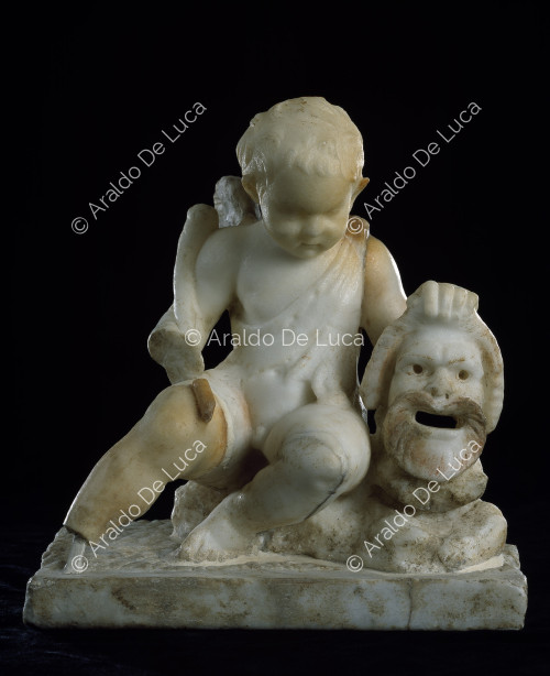 Estatuilla de mármol de Cupido con máscara trágica