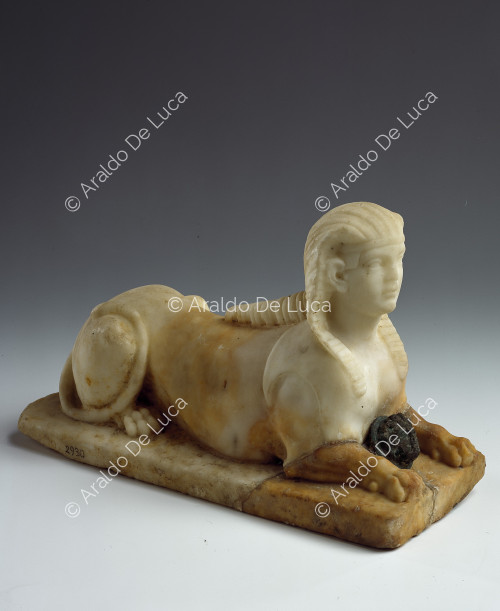 Estatuilla de mármol de Esfinge y cara de Gorgona de bronce