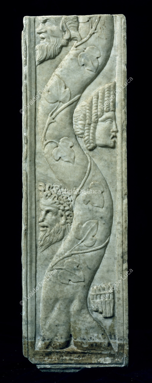 Pilar adornado con enrejado, centauro, tritón y máscaras