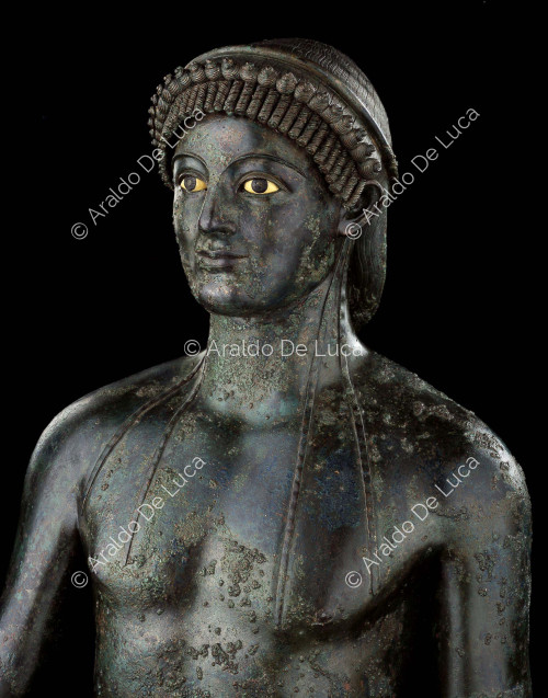 Statua in bronzo di Apollo lampadoforo. Particolare del busto