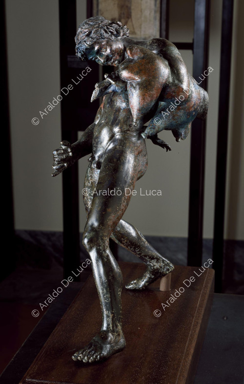Statuette en bronze d'un satyre avec une outre