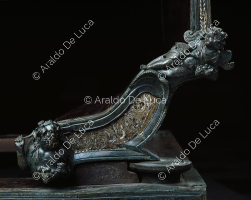 Haus des Menander. Triclinar-Bett aus Bronze. Detail mit Amor und Satyr