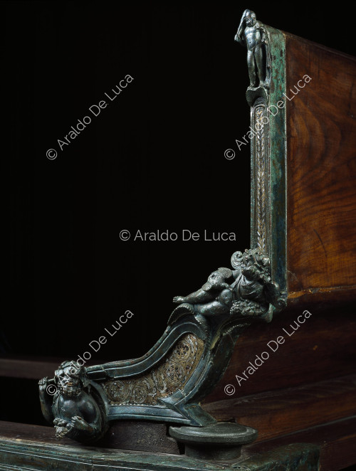 Casa de Menandro. Cama triclinar de bronce. Detalle con Cupido y Sátiro