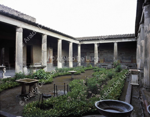 Casa dei Vettii. Colonnato del peristilio e giardino