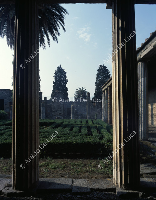 Casa del Laberinto. Peristilo y jardín. Detalle con columnas