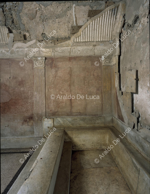 Stabian baths. Calidarium. Detail with marble basin