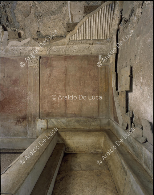 Stabian baths. Calidarium. Detail with marble basin