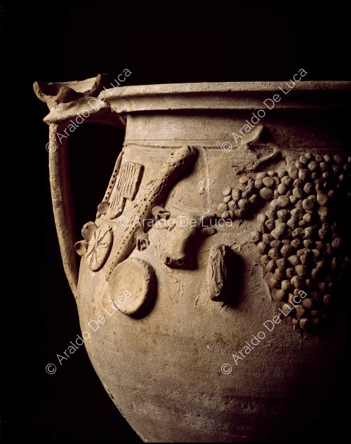 Magische Vase aus Terrakotta. Detail des Henkels