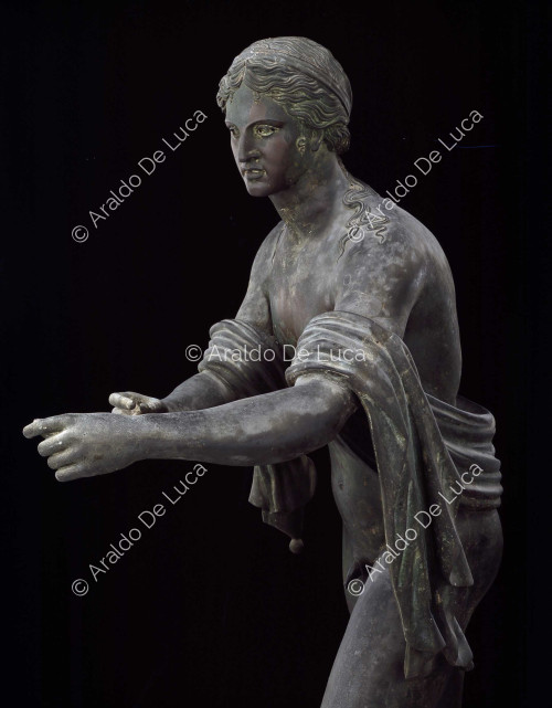 Statua in bronzo di Apollo Saettante. Particolare del busto
