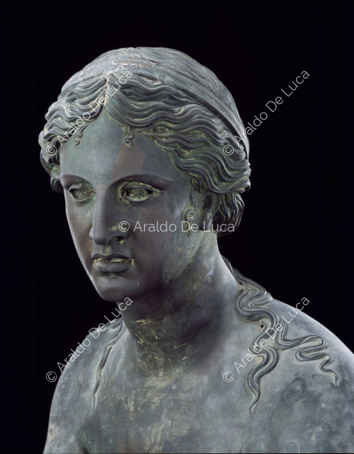 Statua in bronzo di Apollo Saettante. Particolare del capo