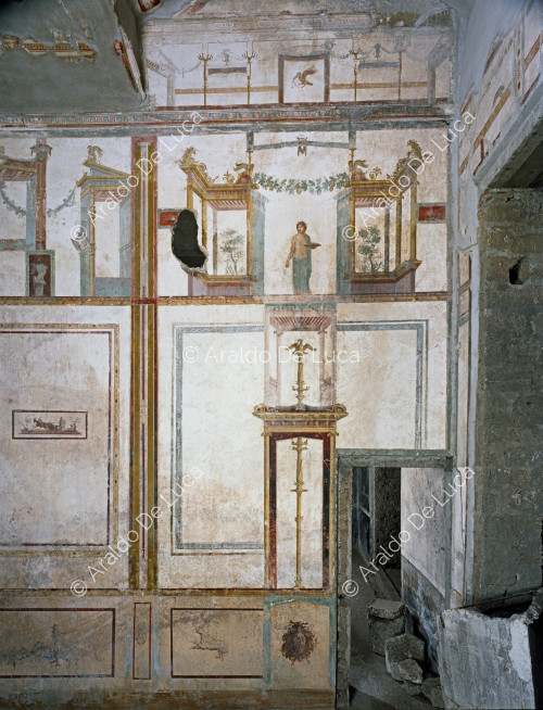 Maison de Julius Polybius. Oecus avec des fresques de style IV. Détail d'un mur
