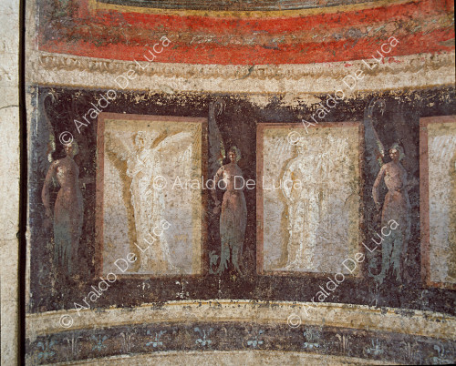 Das Haus des Menander. Calidarium. Fresko mit geflügelten Frauen