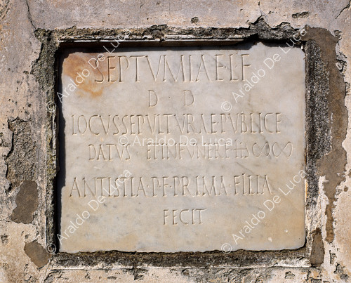 Necrópolis de Porta Vesuvio. Lápida